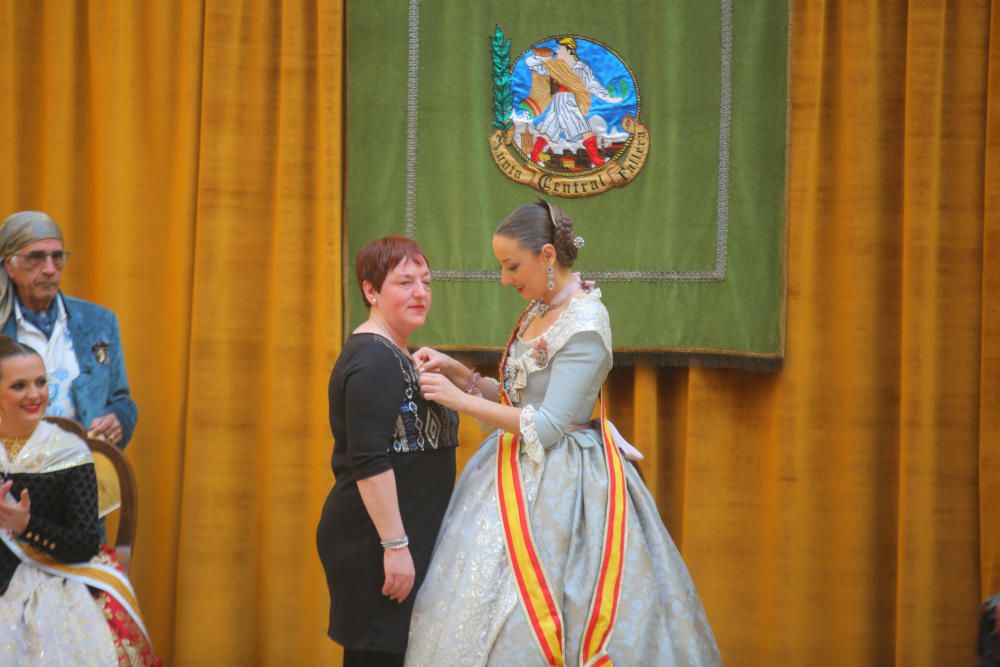 Intercambio de fotos con la fallera mayor e imposición de bunyols d'or