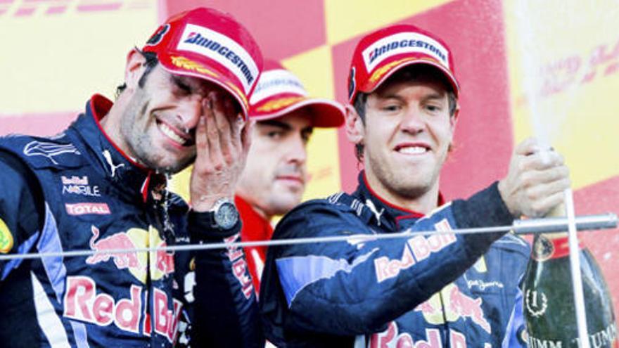 Vettel y Webber celebran la victoria ante la mirada de Alonso.