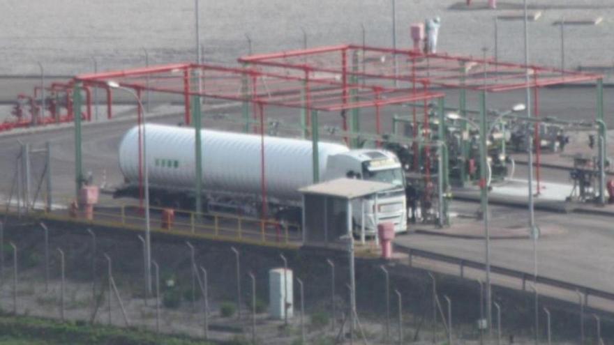 Un camión cisterna abandona las instalaciones de El Musel cargado con gas natural licuado.