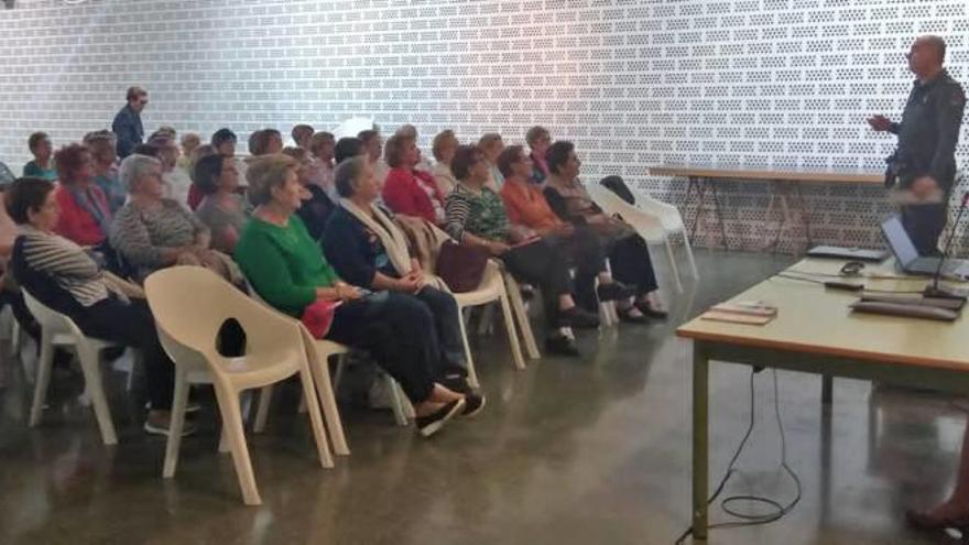 Charla de la Guardia Civil de Tavernes para prevenir delitos