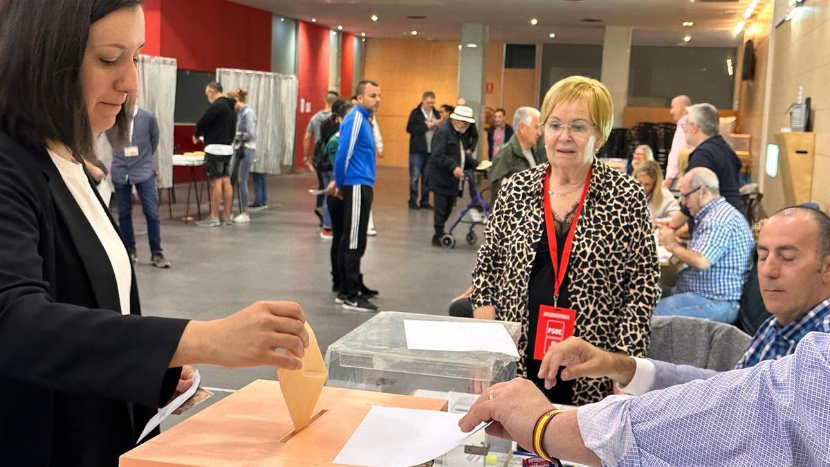 Marta Trenzano deposita su voto ante una urna.