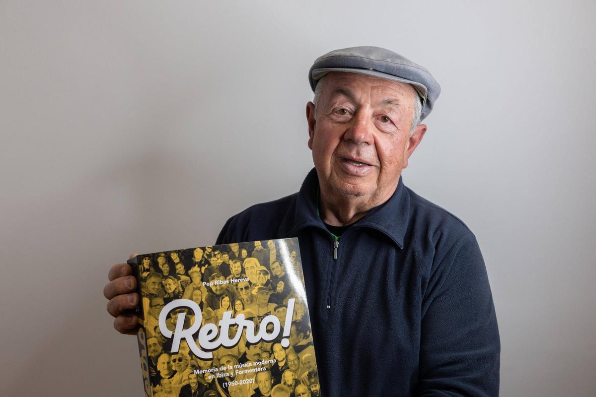 Pep Ribas posa con el libro 'Retro!'