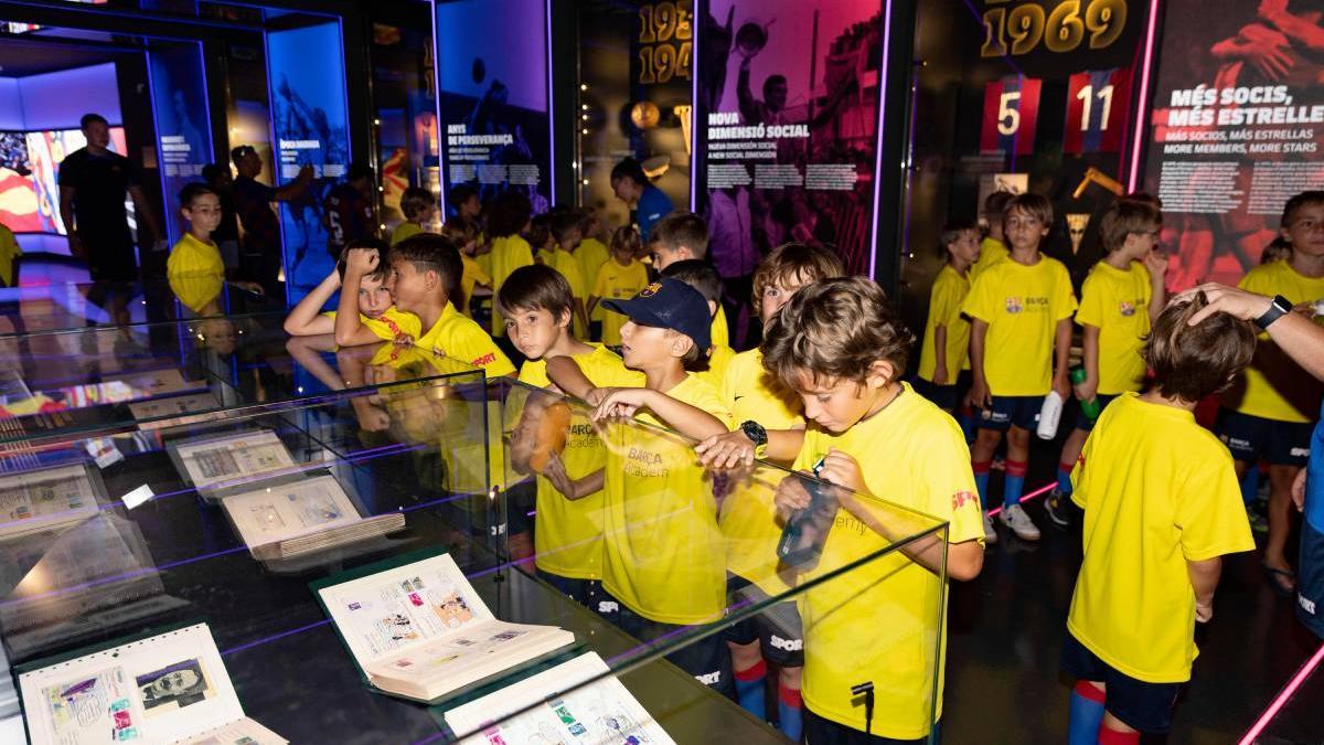 Visita de los jugadores del Barça Academy Campus SPORT de la sede de Barcelona al museo del Barça