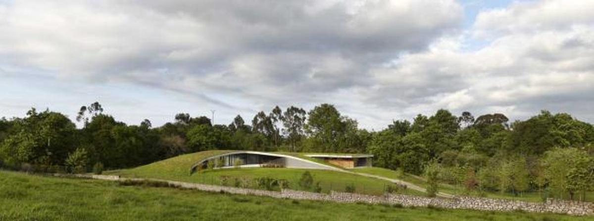 Vivienda unifamiliar y hotel en La Pereda, Llanes, proyectada por los arquitectos Víctor Longo y Esther Roldán, ganadora del premio «Asturias» de Arquitectura.