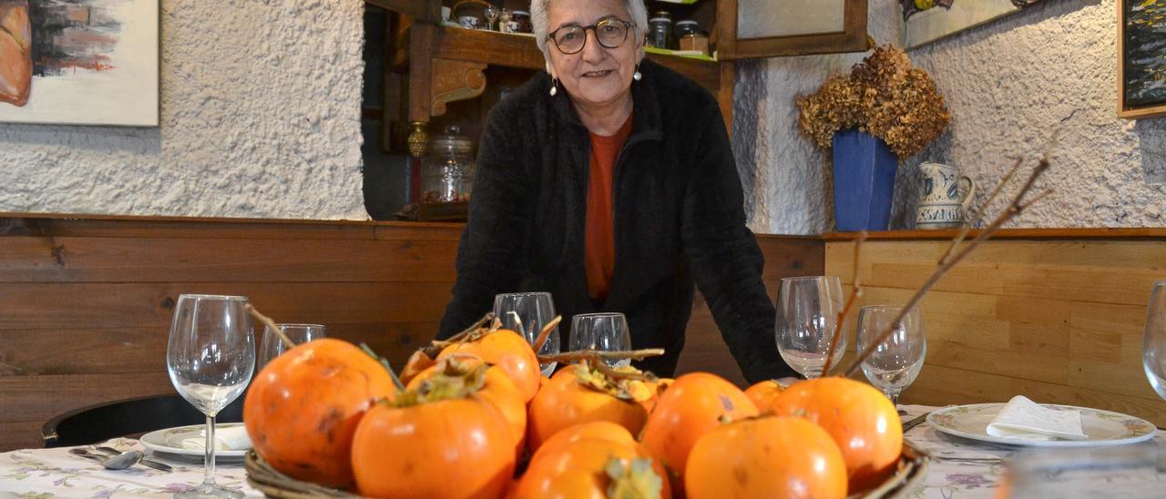 María Josefa González en el comedor de su restaurante El Fondín, en Brañes (Oviedo)