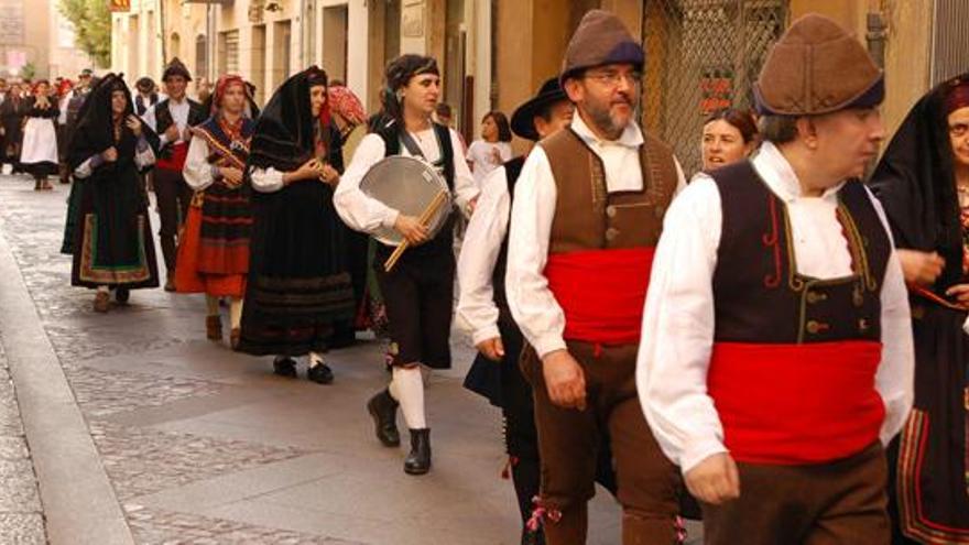 Integrantes de «Bajo Duero» durante el desfile hacia la plaza de la Constitución.