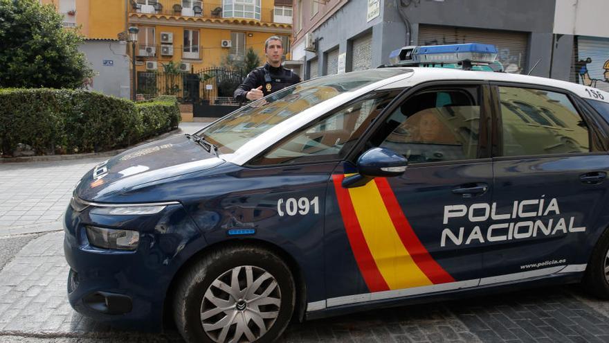 Tres jóvenes agreden a una mujer de 79 años para robarle el bolso en València