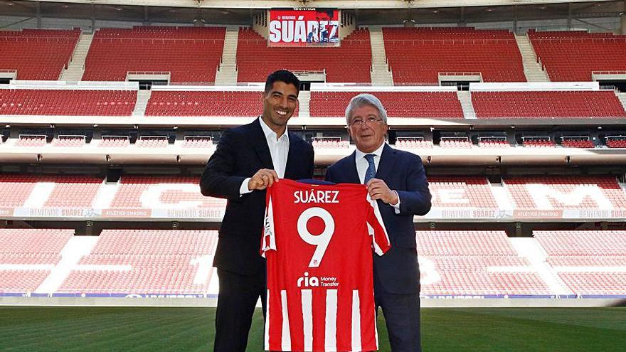 Luis Suárez posa con Cerezo, en el Wanda.