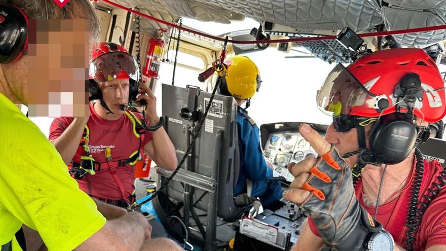 Los Bomberos rescatan en helicóptero a un hombre atrapado en la Torre del Aguiló