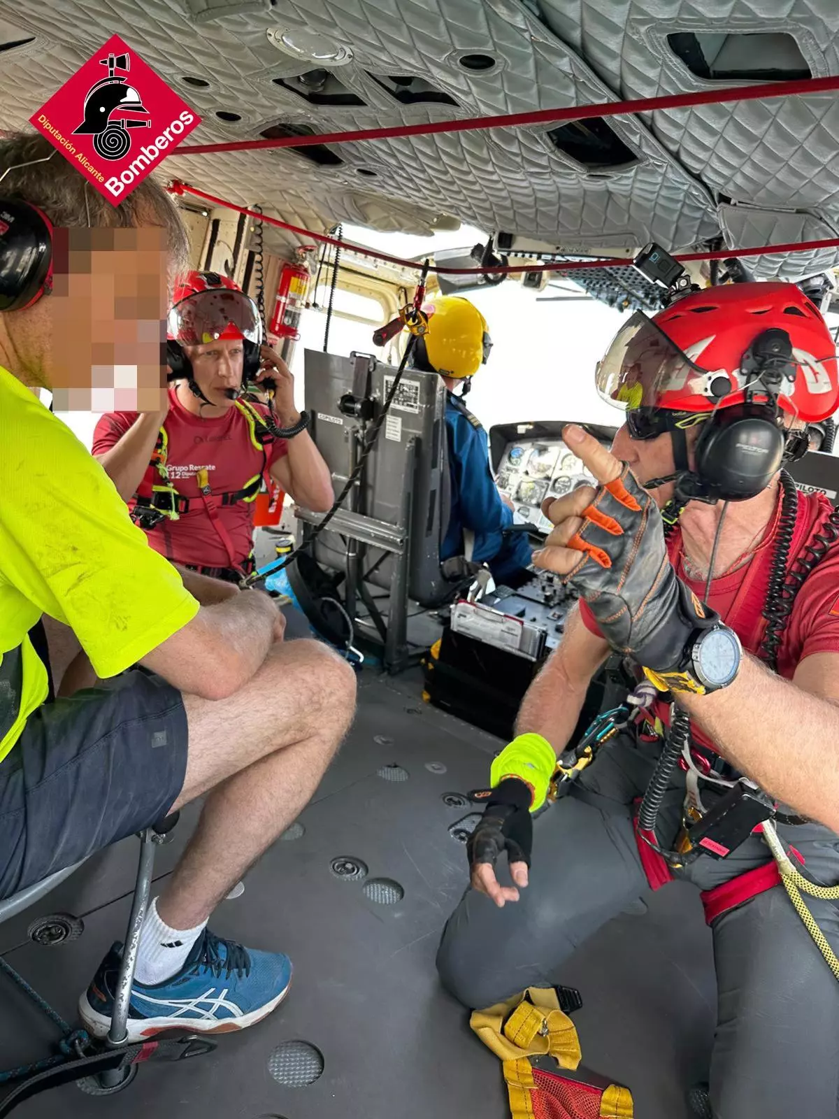 Los Bomberos rescatan en helicóptero a un hombre atrapado en la Torre del Aguiló