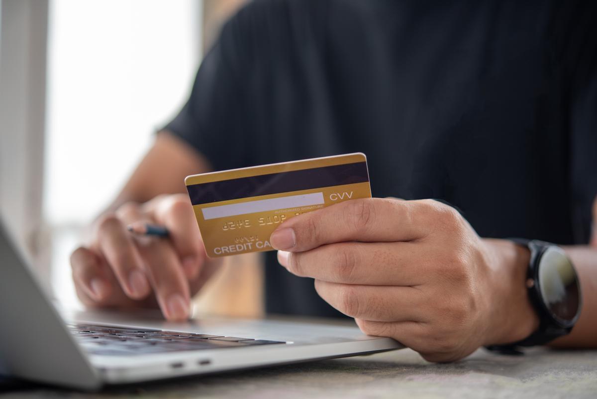 La mayoría de consumidores suelen hacer sus compras con tarjeta de crédito.