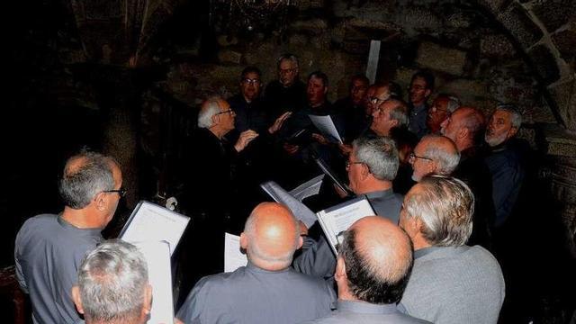 Miembros del Grupo Mornura, en una reciente actuación en la iglesia de Coiro. // G.Núñez