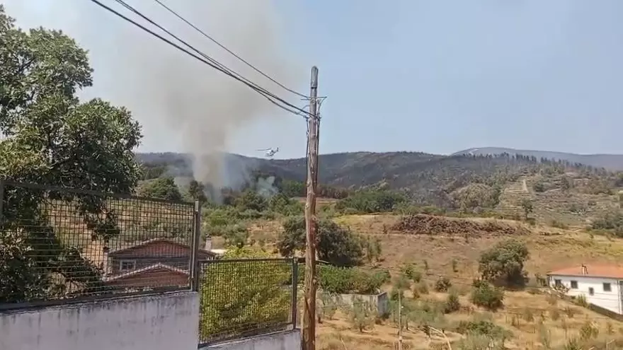 Se aviva una zona del incendio cerca de la población de Caminomorisco