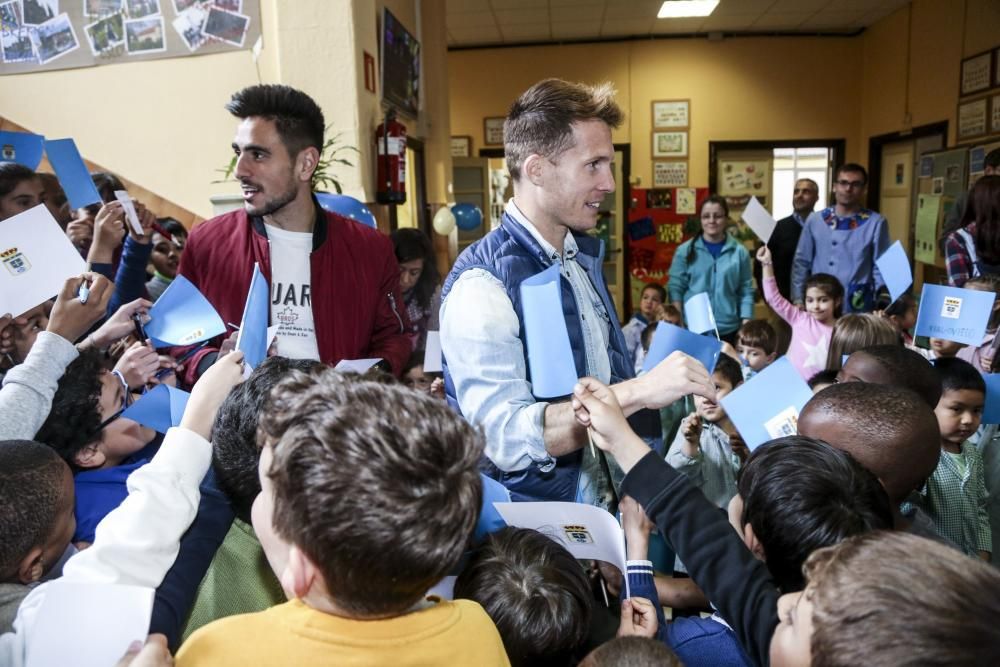 Los jugadores del Real Oviedo Néstor Susaeta y David Costas visitan el Colegio Pablo Miaja