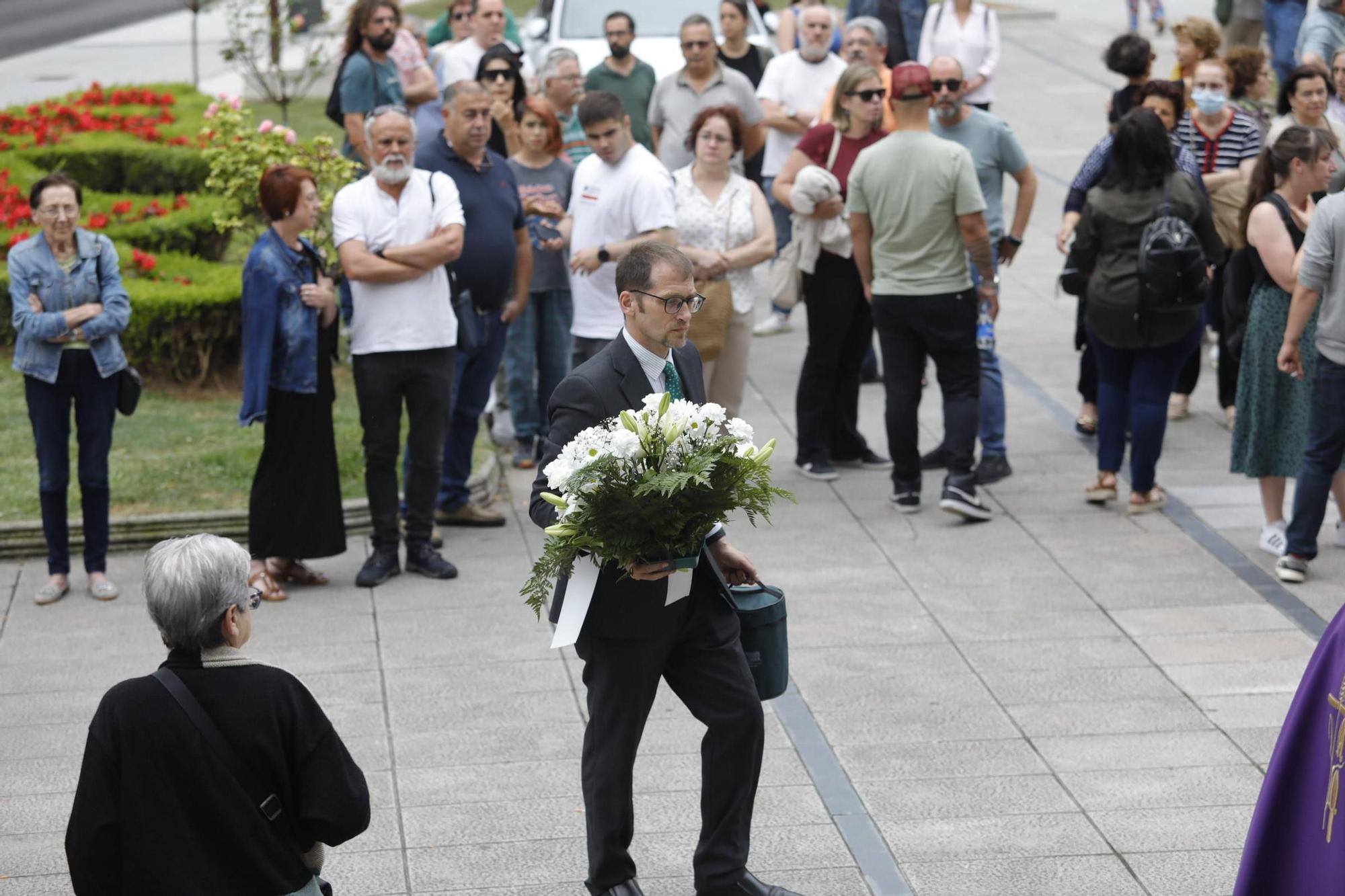 Así fue la despedida y el homenaje de amigos y clientes del Cafetón en Avilés a sus dueños, muertos en León
