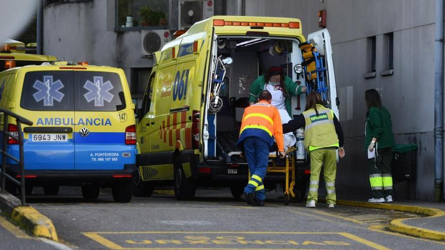 Ambulancias en la entrada de Urgencias en Montecelo. // G. Santos