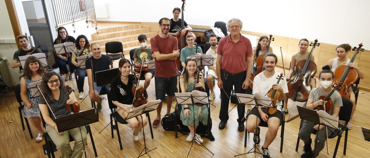 Manuel Martínez, padre e hijo, junto al resto de integrantes de la Orquesta Clásica de Vigo, ayer.