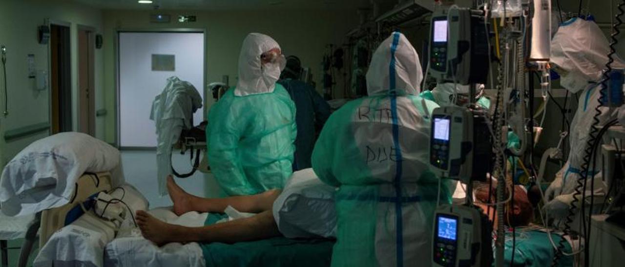 Sanitarios atienden a un paciente en la unidad de críticos del CHUO. |   // BRAIS LORENZO