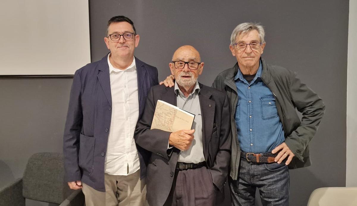 From left to right, the professor of the Department of Urban Planning of the Polytechnic University of Valencia Francisco Juan Martínez, the journalist José María Perea and the professor of Urban Planning of the University of Alicante José Ramón Navarro.