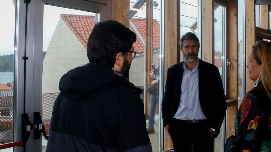 Alberto Varela, en una visita al albergue de Carril junto a la presidenta de la Diputación, Carmela Silva. Al fondo, Cortegada. |   //  IÑAKI ABELLA