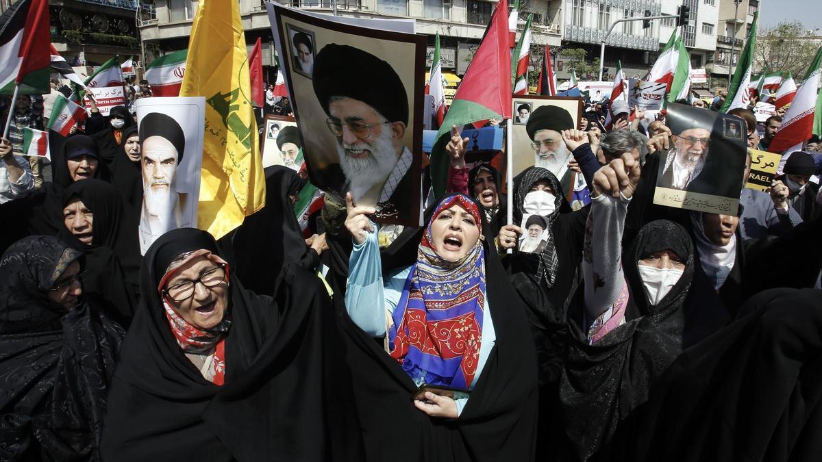 Mujeres iraníes en una protesta en Teherán contra Ayatola Jomeini