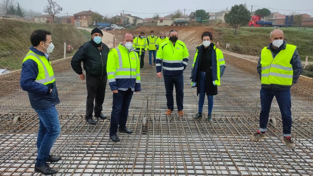 Visita institucional a las obras del nuevo puente en Domez de Alba.