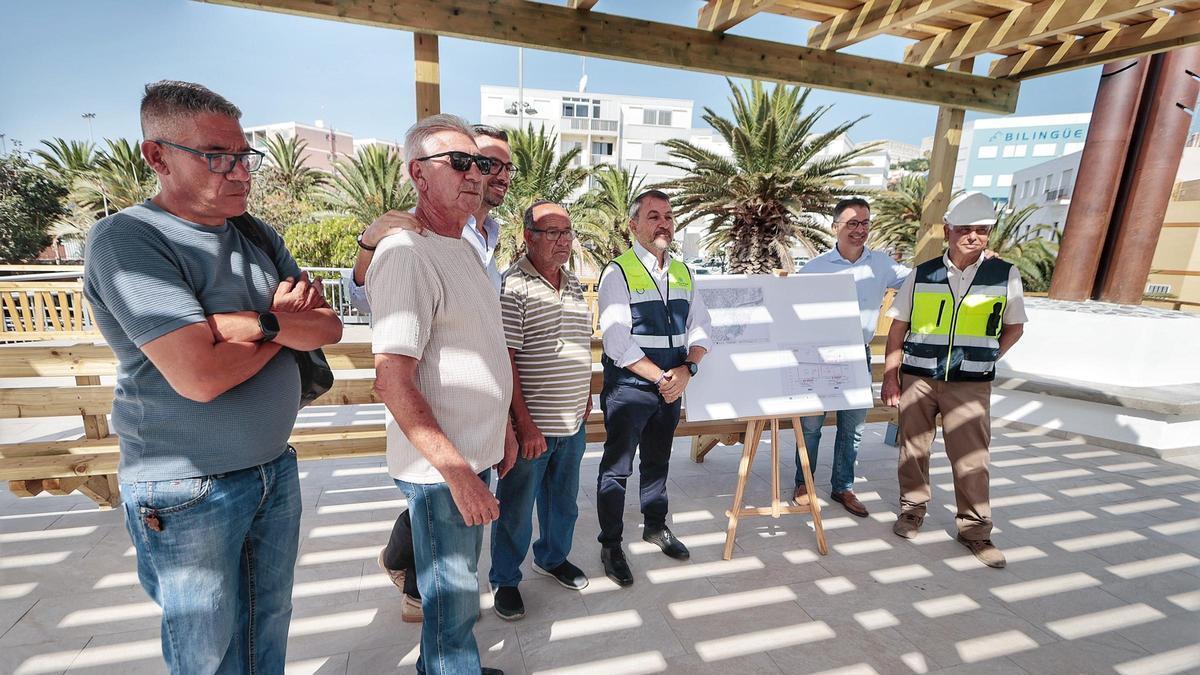 Dirigentes vecinales de Ciudad Satélite junto a autoridades municipales en la presentación de la estación de bombeo de Los Alisios.