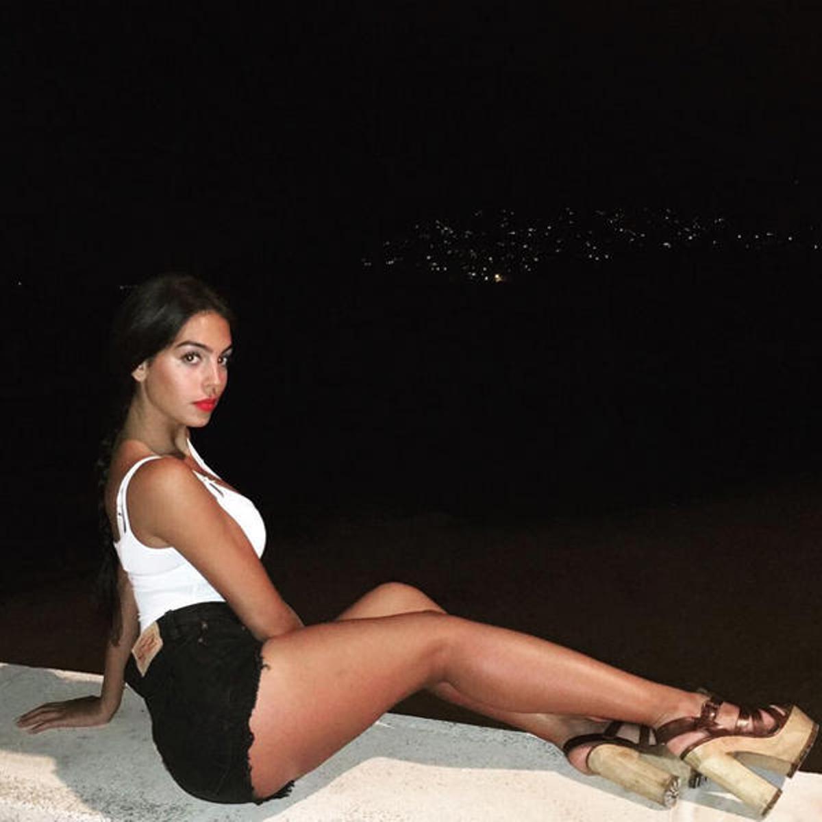 Georgina y sus fotos más sexis