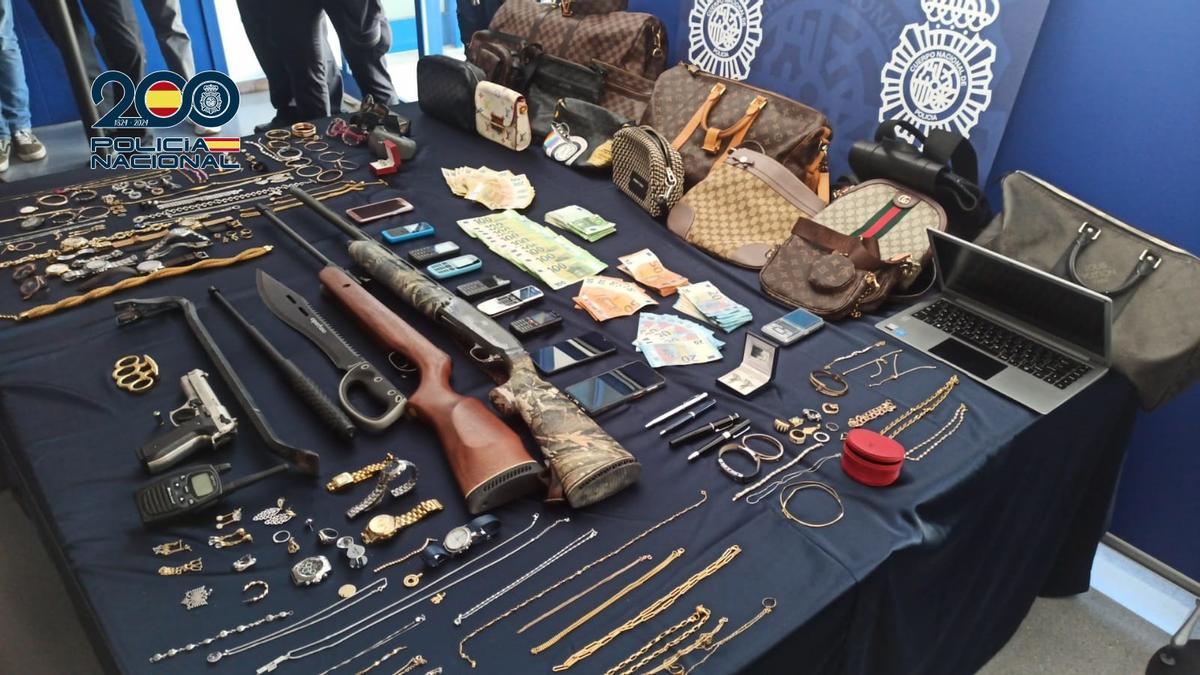 Armas y material incautado por la Policía.