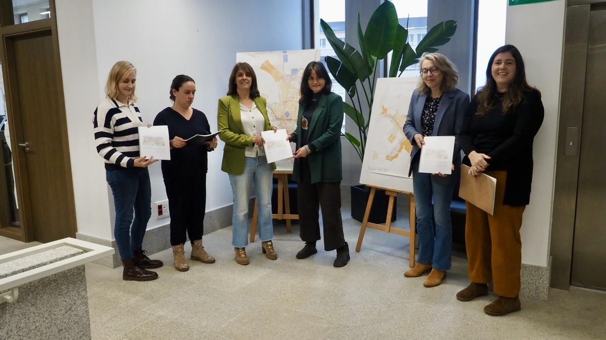 Presentación del proyecto piloto con la alcaldesa, tres concejalas y dos de las técnicas.