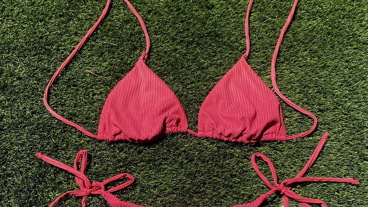 Un bikini sobre el césped.