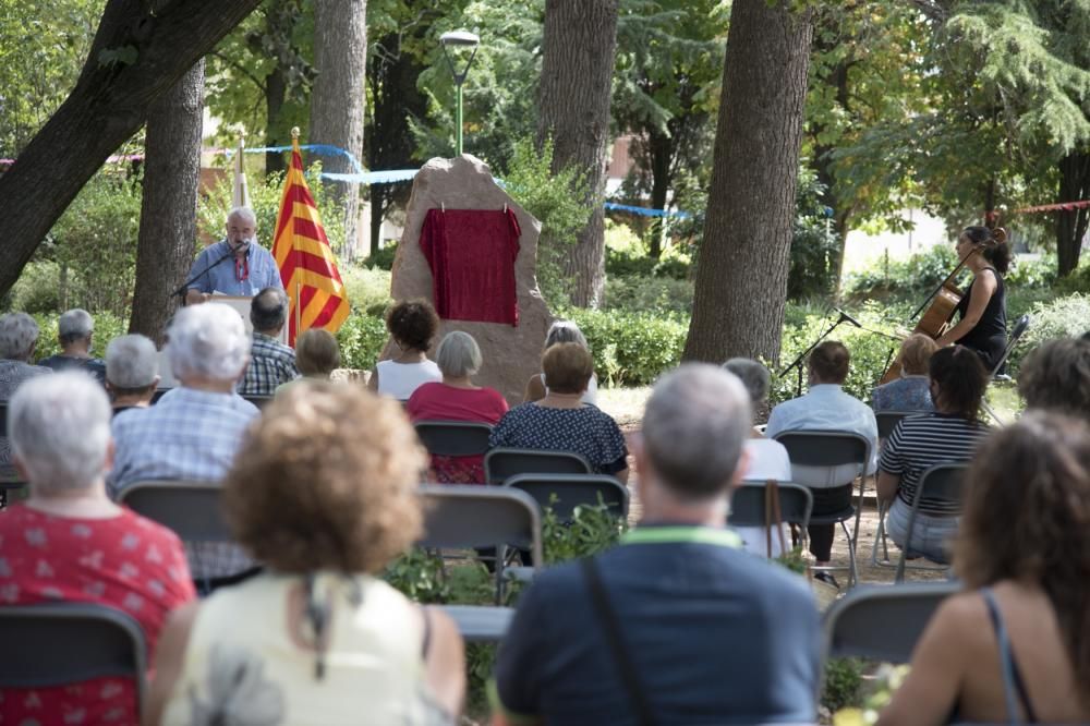 Moià alça un monòlit en memòria dels veïns que han mort durant la pandèmia