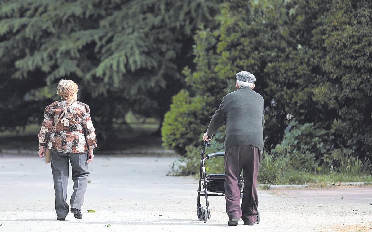 Dos personas mayores dan un paseo.