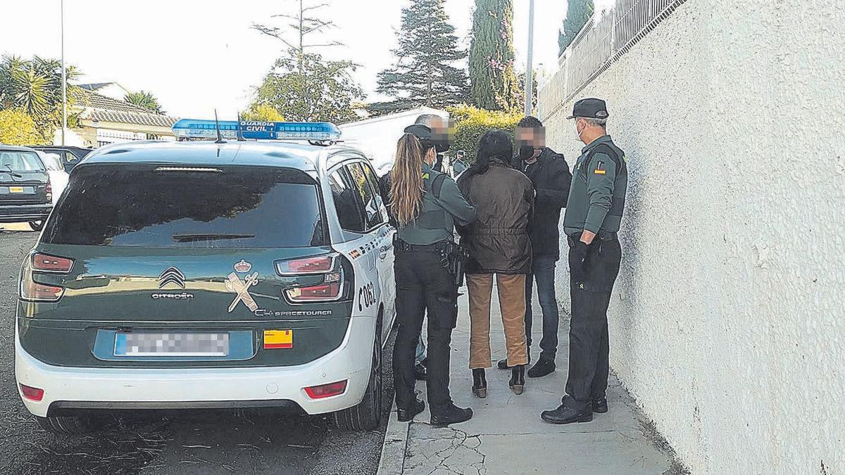 La investigada, el sábado, durante el registro de su domicilio.