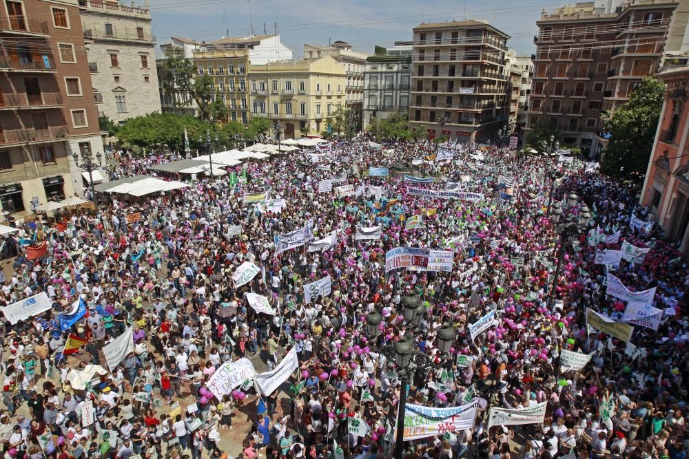 Cientos de alicantinos, en la protesta contra Marzà en Valencia