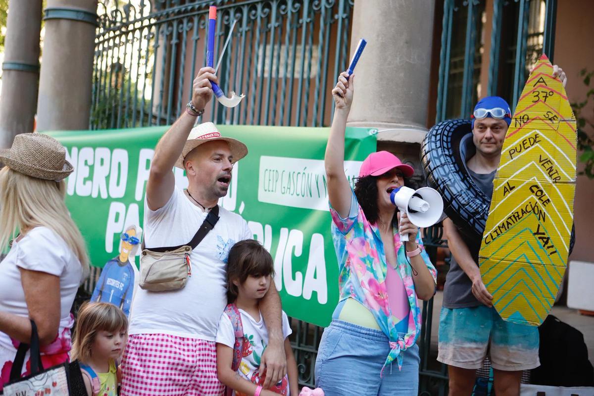 Protesta a las puertas del CEIP Gascón y Marín de Zaragoza por el calor en las aulas.