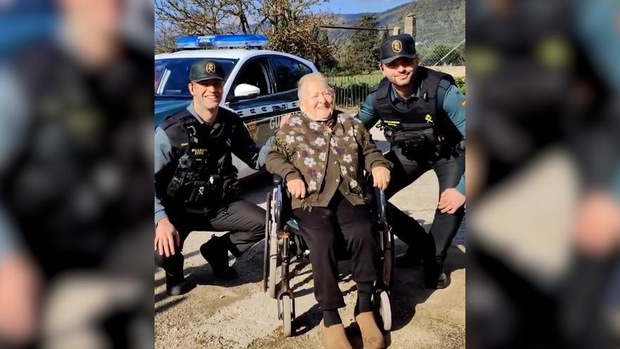 El bonito reencuentro de dos agentes de la Guardia Civil con una anciana a la que salvaron de un incendio
