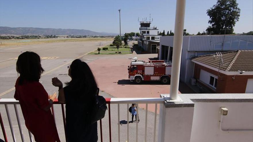 Una avería en el suministro de agua complica las tareas de los bomberos del aeropuerto