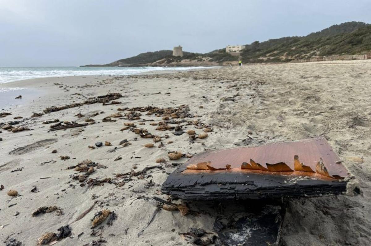 Detalle de un trozo del yate en Platja d’en Bossa. | J.A.C.