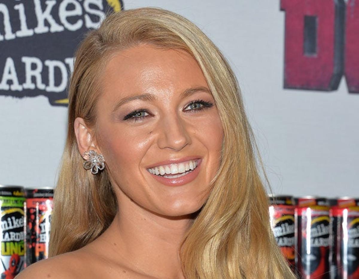 Blake Lively, con un sutil toque rosa Blake Lively, con un sutil toque rosa