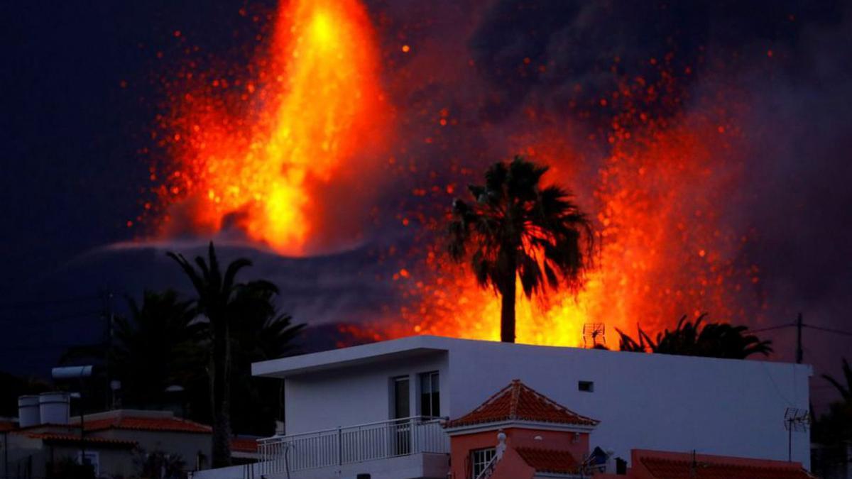 El Cumbre Vieja en plena erupció el 25 d’octubre  | ARXIU/BORJA SUAREZ/REUTERS