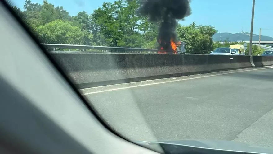 Arde un vehículo en la SC-20 muy cerca de la entrada de O Milladoiro