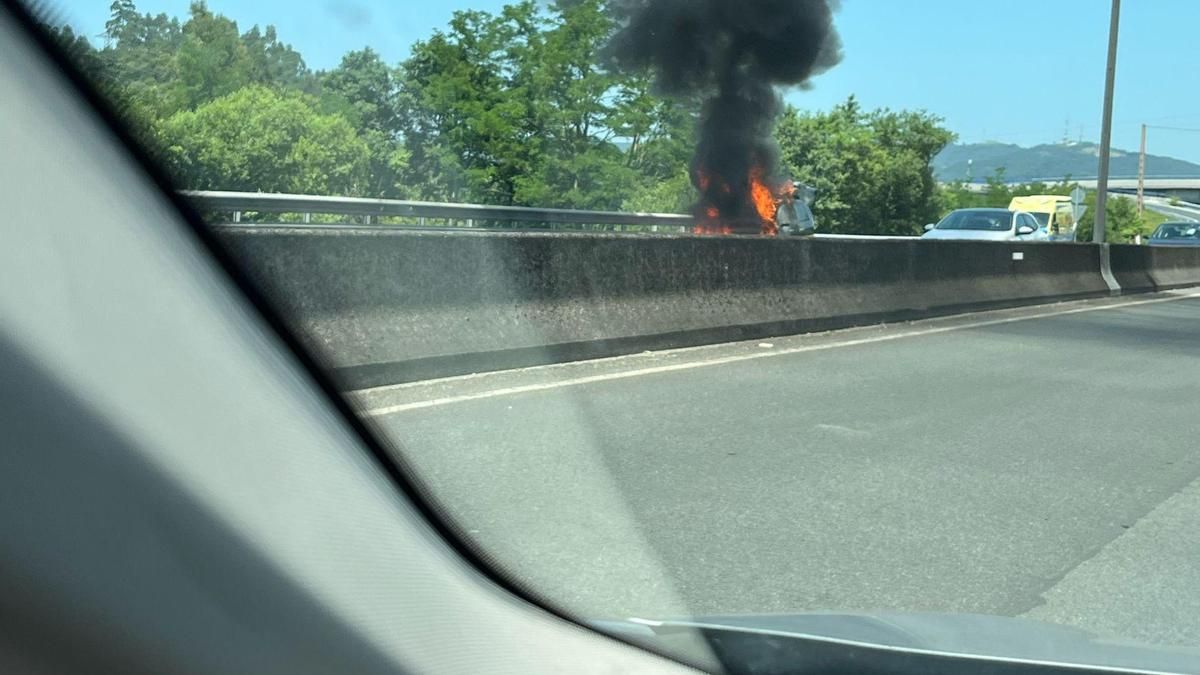 Vehículo incendiado en la SC-20