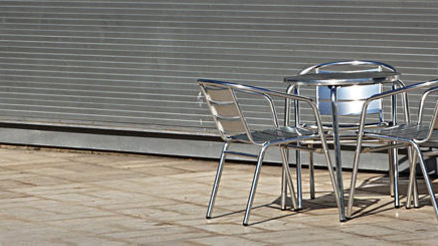 Una mesa vacía de un bar del Puerto de Alicante