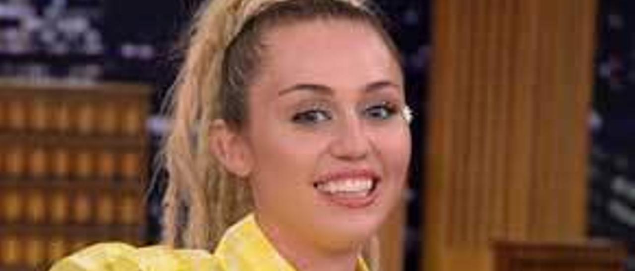 Miley Cyrus, ahora morena y con extensiones muy contrastadas.