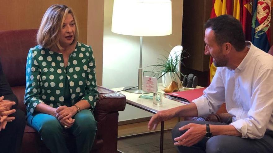 Mari Carmen Cascales y Carlos González durante la reunión