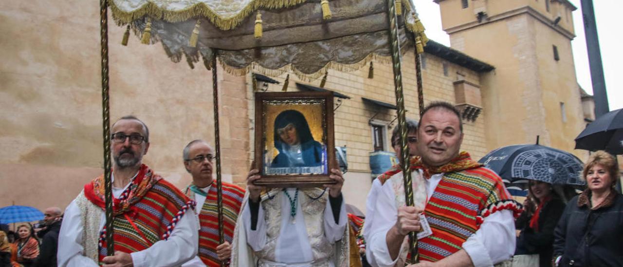 La imagen de la Mareta cubrió el recorrido bajo palio para resguardarse de la lluvia.