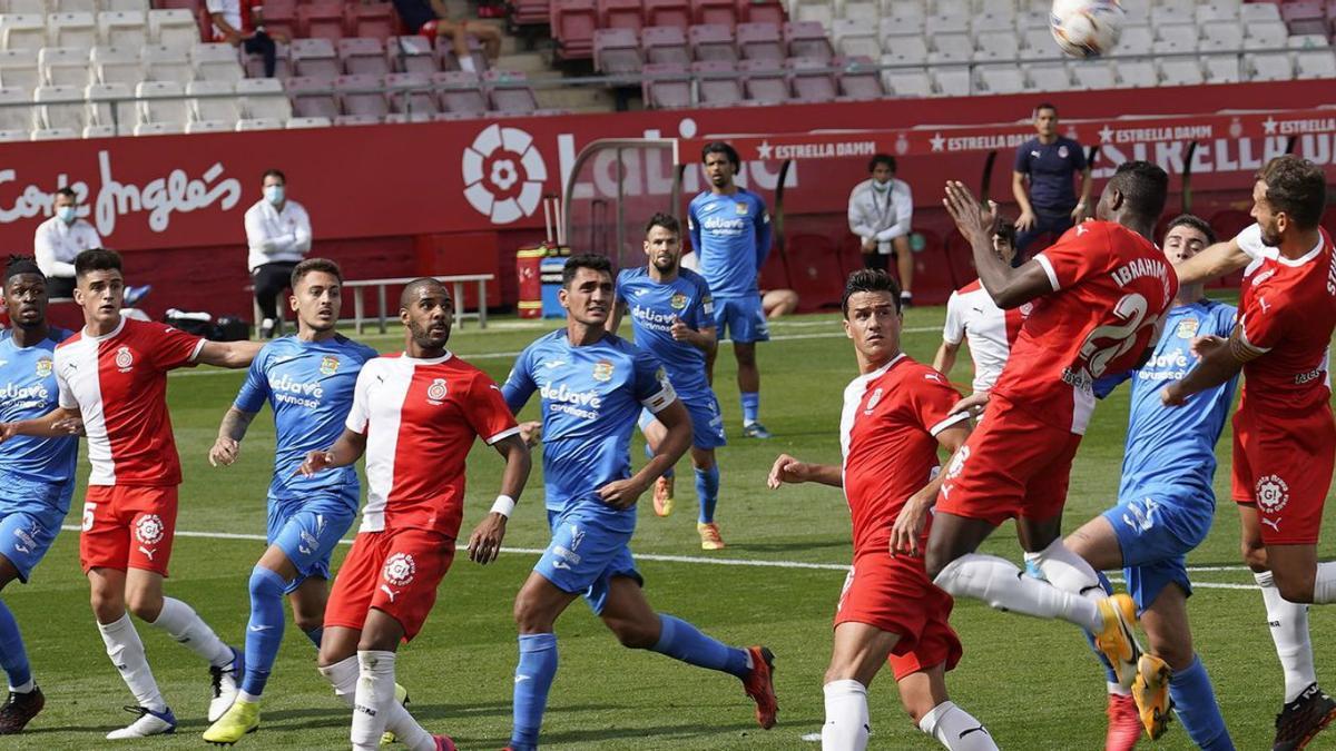 Kébé s’endú la pilota davant Etxeita en el partit al camp de l’Eibar. | LOF