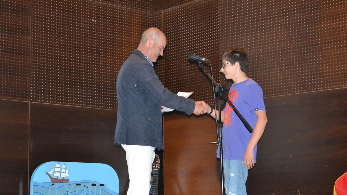 Félix Juncal entrega o premio polo mellor video a Cristian Verde Piñeiro, onte no Centro Social do Mar de Bueu.