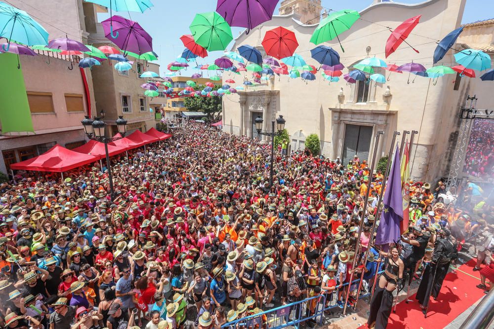 Los catralenses y muchos vecinos de la Vega Baja estallan en alegría y fiesta para iniciar las celebraciones de San Juan con el chupinazo